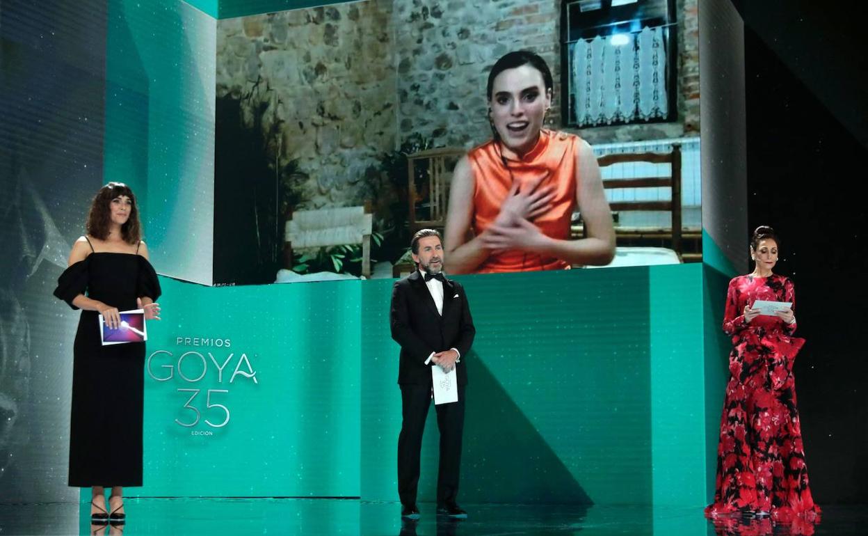 Jone Laspiur recibe el Goya a Mejor Actriz Revelación por su papel en 'Ane'.