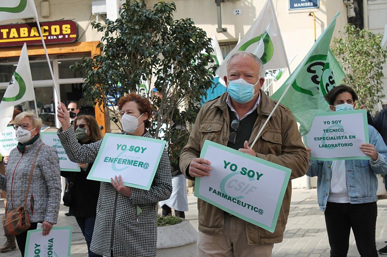 Asistentes a la protesta del personal sanitario del sector privado frente al Palau de la Generalitat, ayer. lp