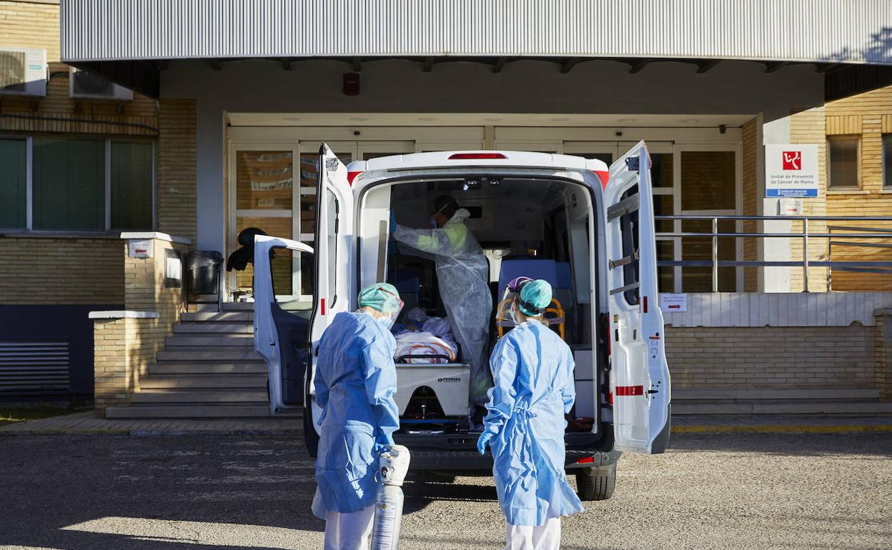 Unos sanitarios trasladan a un enfermo a la antigua Fe. 