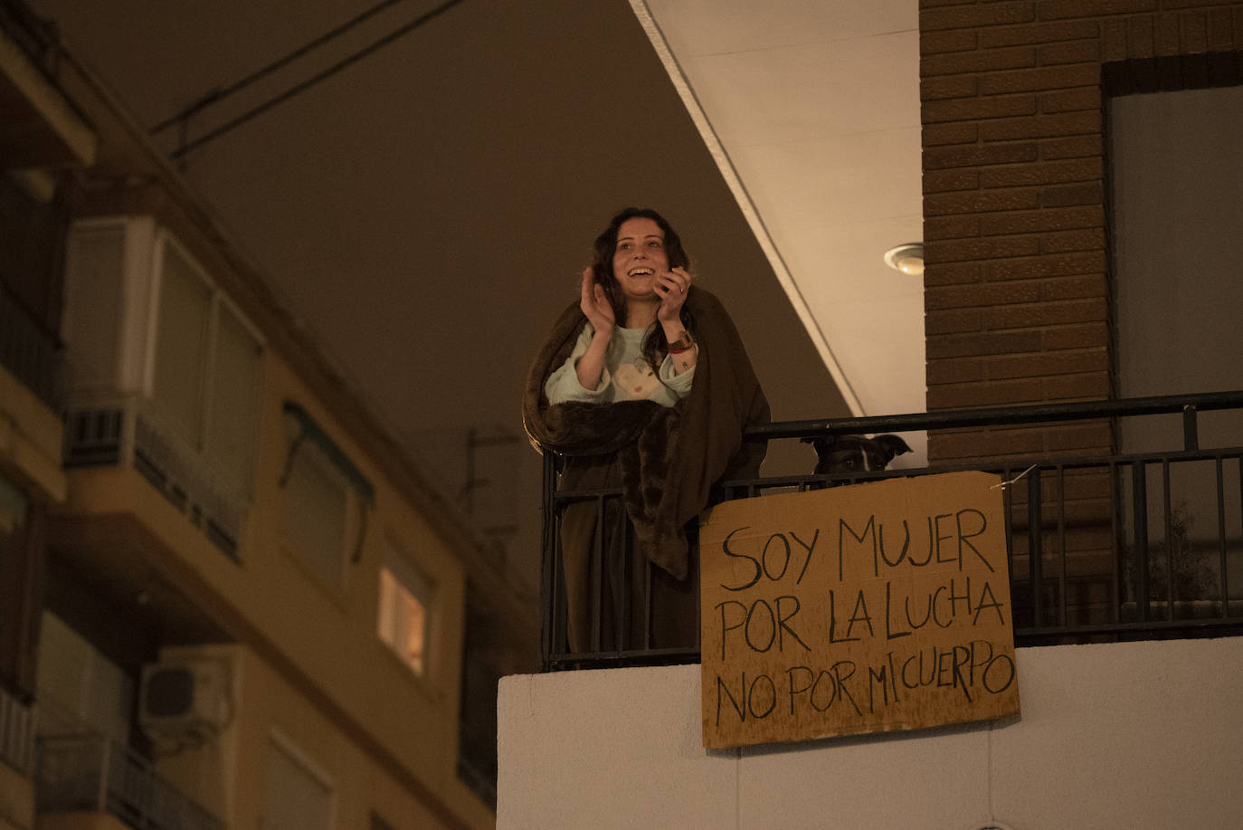 Las mujeres feministas hacen ruido en los balcones de Valencia por el Día Internacional de la Mujer.