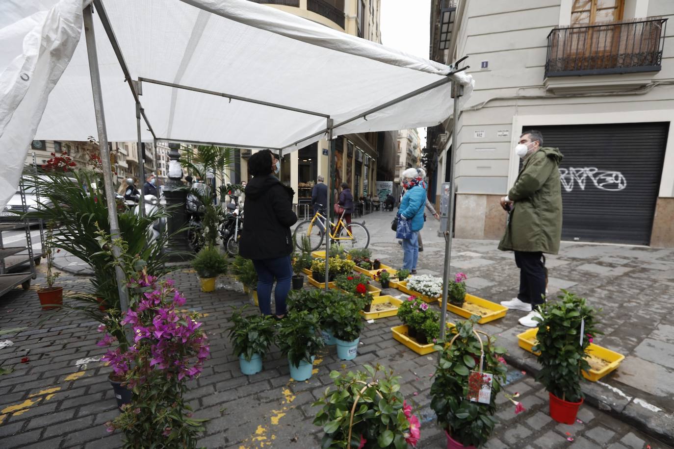 La lluvia ha deslucido la reapertura de los mercadillos en Valencia