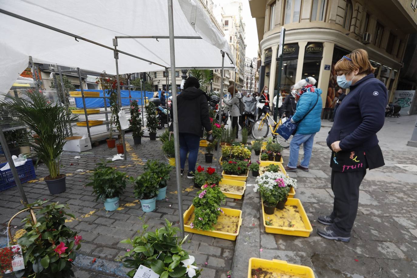 La lluvia ha deslucido la reapertura de los mercadillos en Valencia