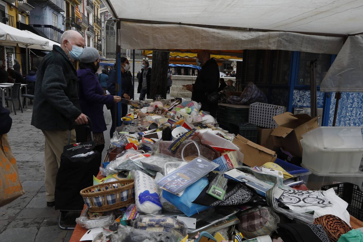 La lluvia ha deslucido la reapertura de los mercadillos en Valencia