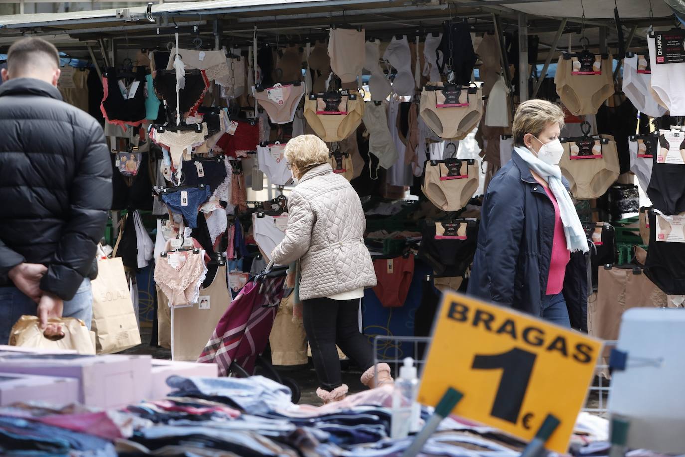 La lluvia ha deslucido la reapertura de los mercadillos en Valencia