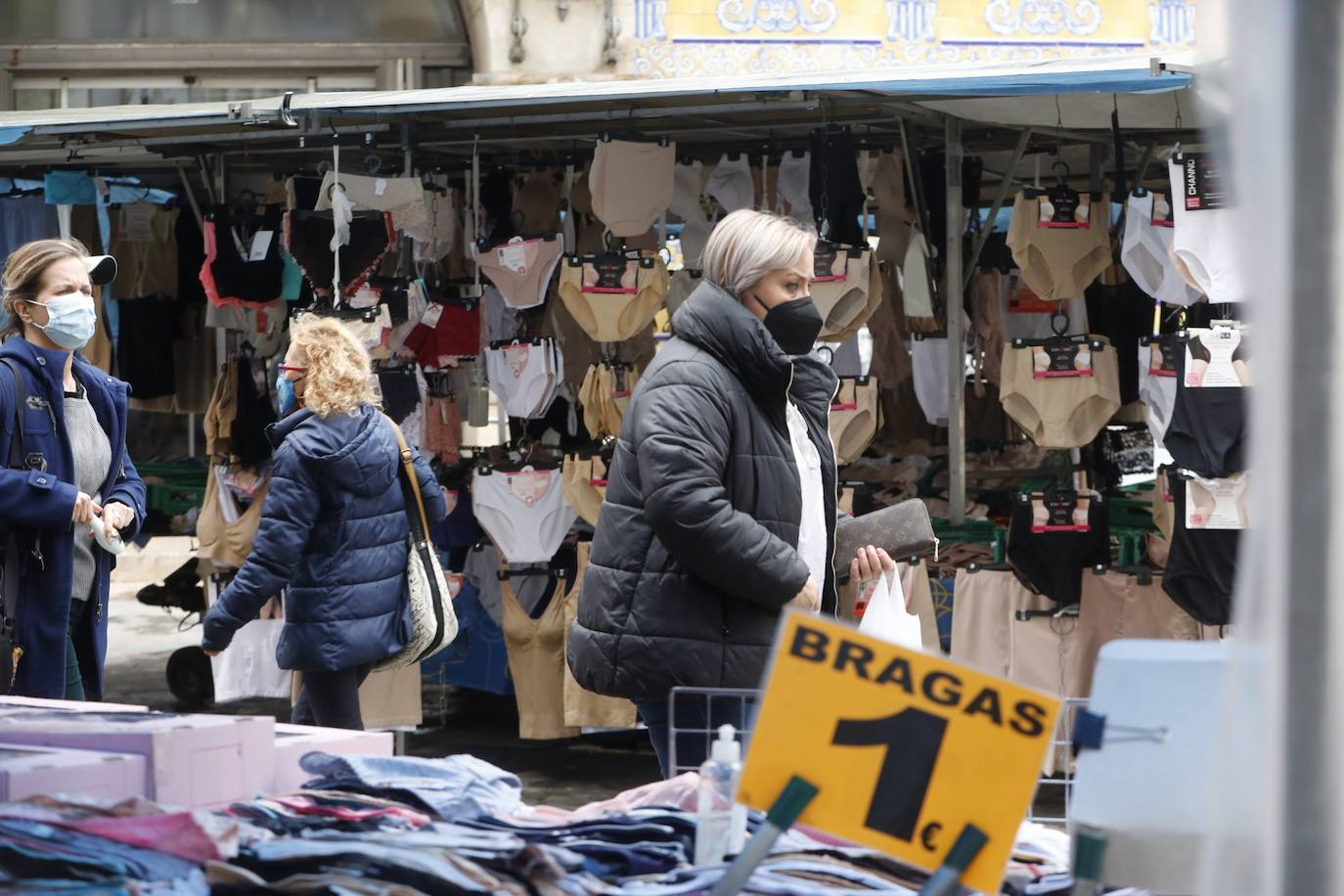 La lluvia ha deslucido la reapertura de los mercadillos en Valencia
