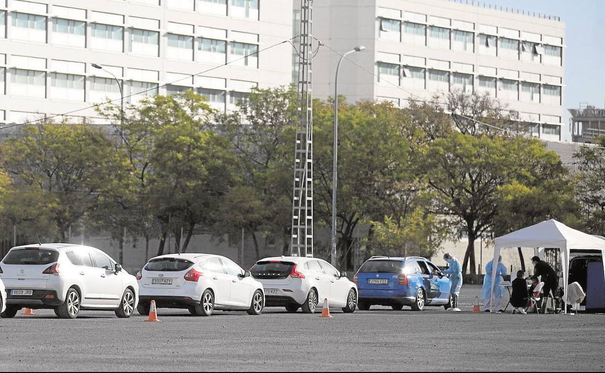 Carpa instalada para hacer pruebas PCR a escolares. 