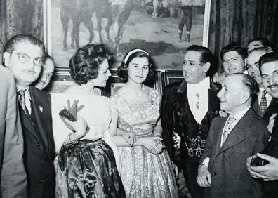 Imagen secundaria 1 - Decenas de parejas bailan con la actuación de Renato Carosone en 1959. | En 1958, Carmen Sevilla y Miguel #de Molina estuvieron en #el parador. | Mariló Uso, reina del parador en el año 1962.