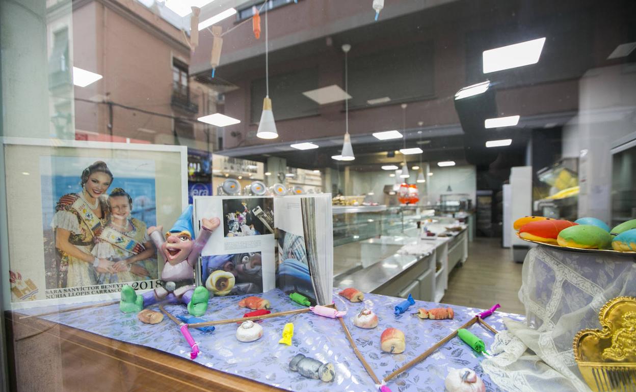 Escaparate de un comercio del centro de Gandia con homenaje a las falleras mayores de los últimos años. 