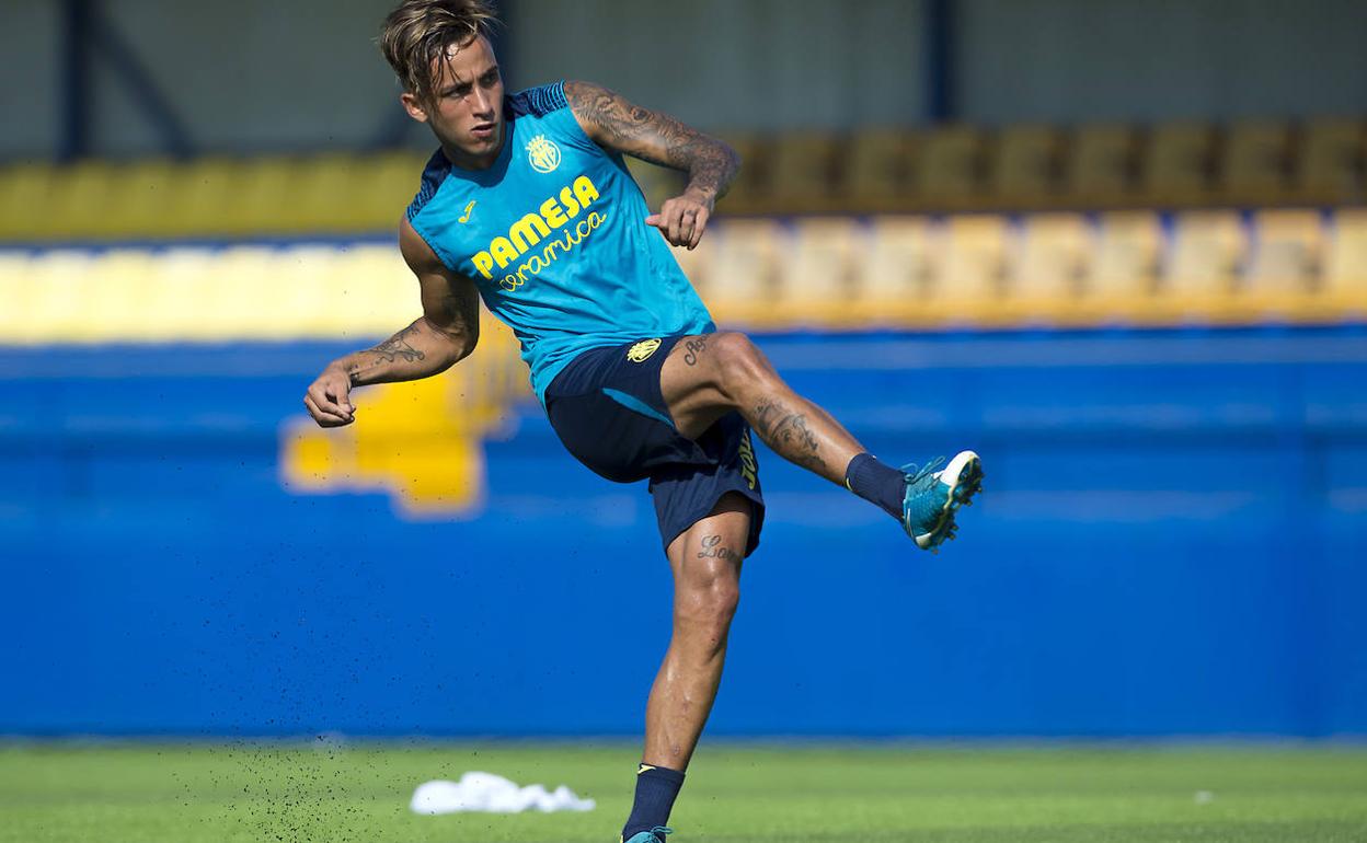 Acosta, con la camiseta del Villarreal CF