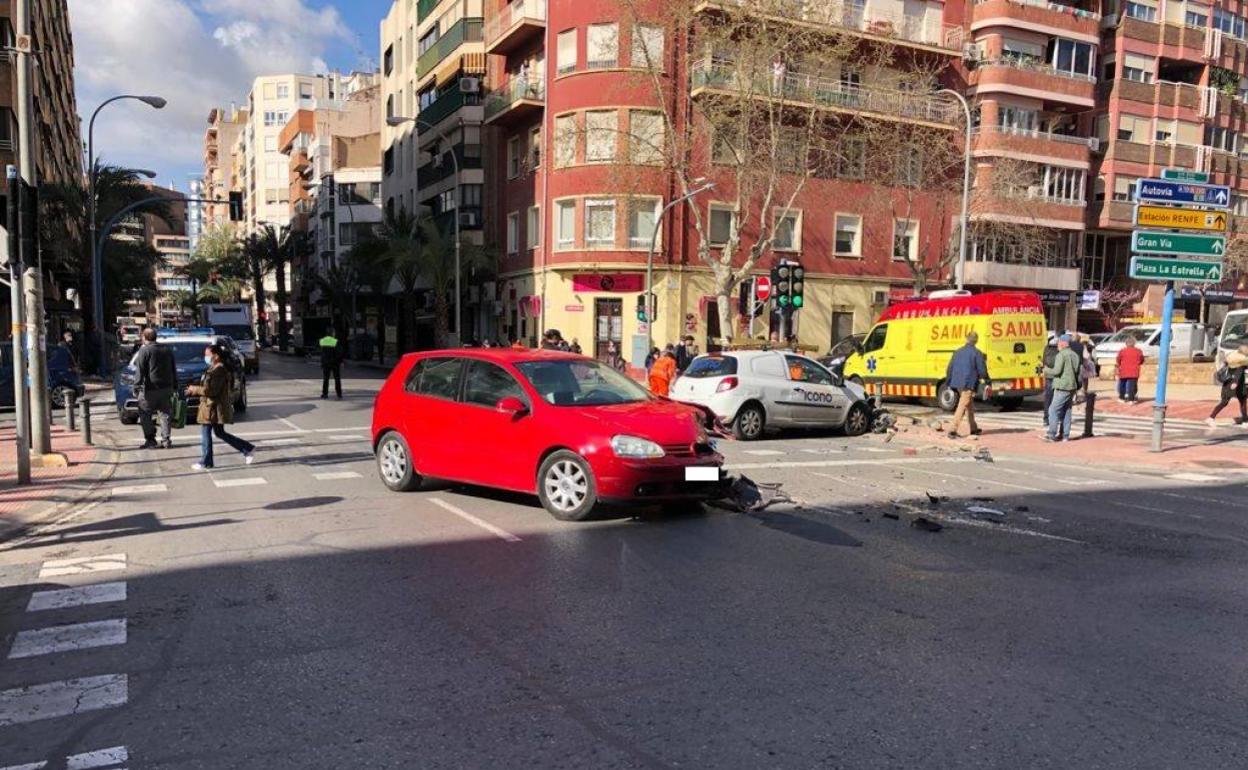 Accidente en el cruce entre General Marvá y Benito Pérez Galdós, este lunes en Alicante.  