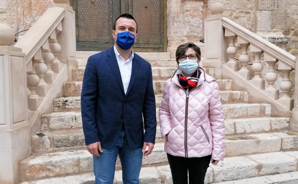 El presidente del PP, Vicente Mompó, con la elegida presidenta local de Navarrés y alcaldesa, Estela Darocas. 