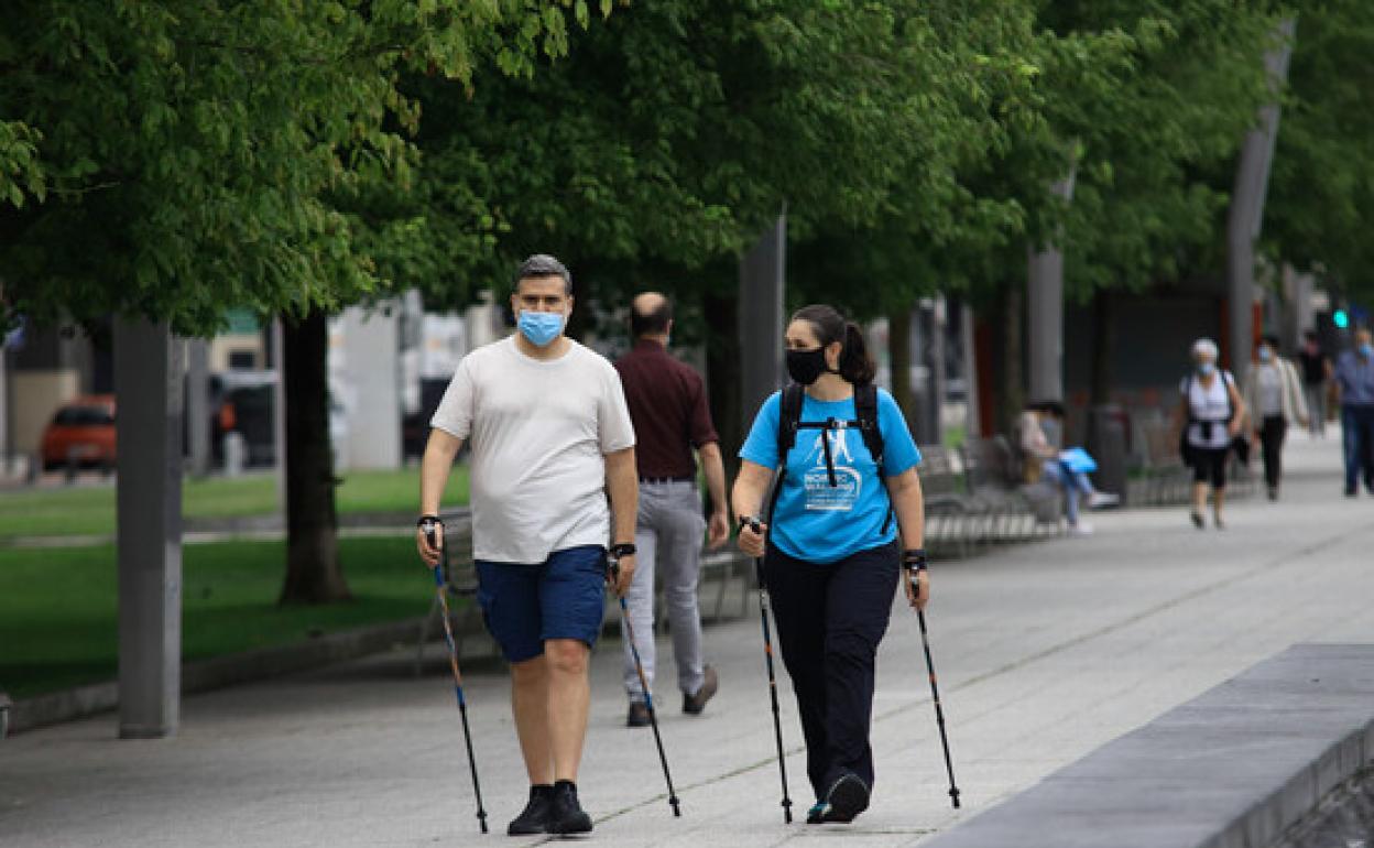 Gente haciendo ejercicio en Bilbao con mascarilla 