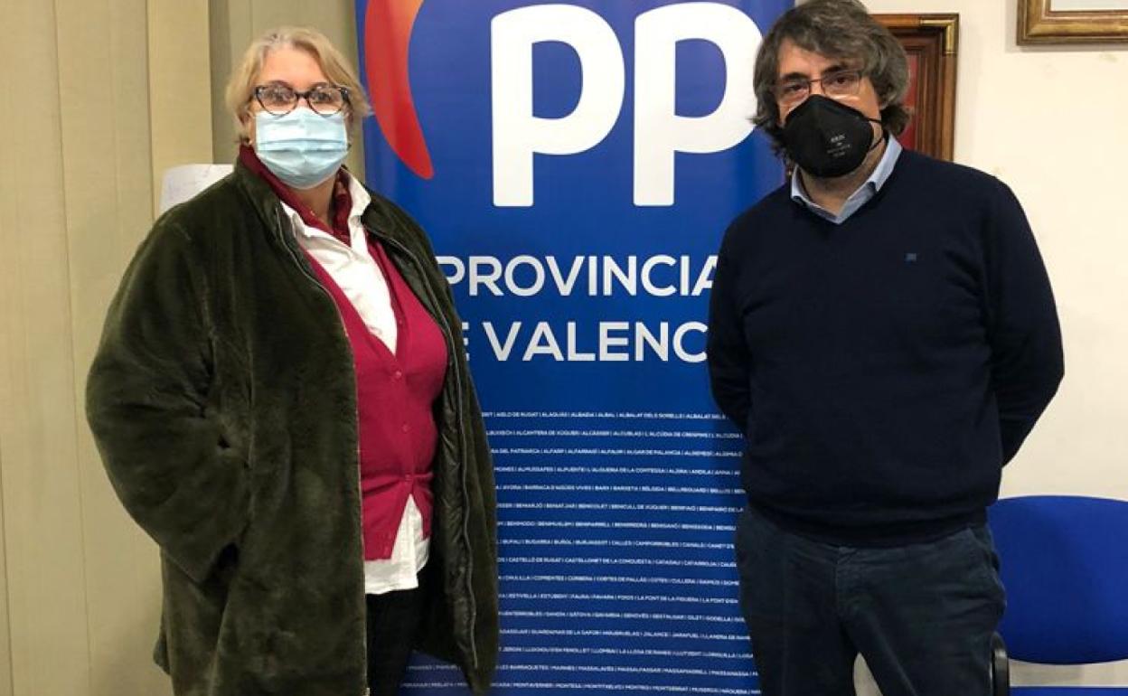 María Elene Tellechea y Pepe Todolí, tras el congreso local del PP de Barx. 