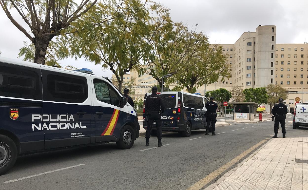 La policía busca al hombre que robó el vehículo en Alzira. 