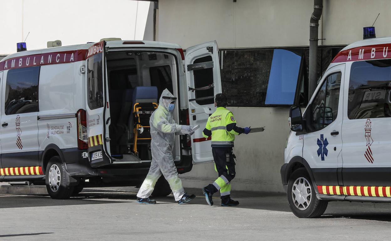 Dos sanitarios en el Hospital de la Fe de Valencia