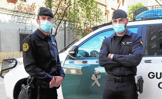 El cabo primero, Damián Salido, y el guardia civil, Francisco Rodríguez. 