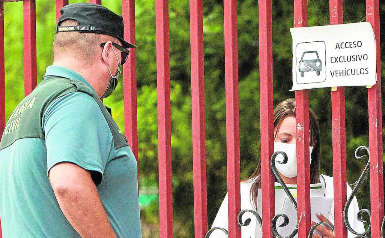 Un agente de la Guardia Civil conversa con personal de una residencia de Valencia.