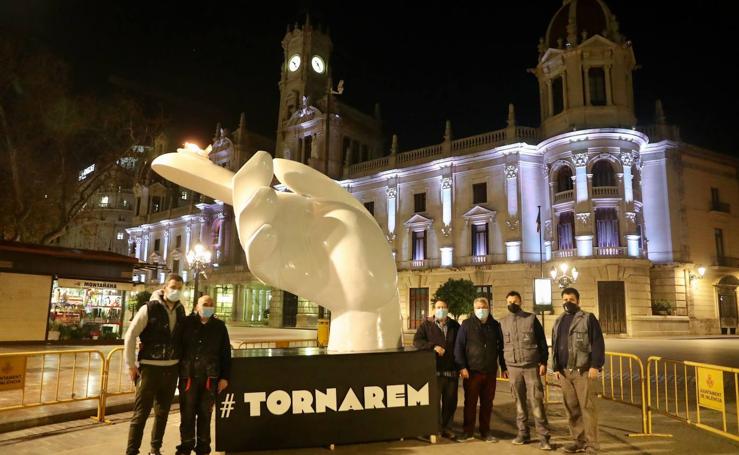 Una llama de esperanza fallera en la plaza del Ayuntamiento de Valencia