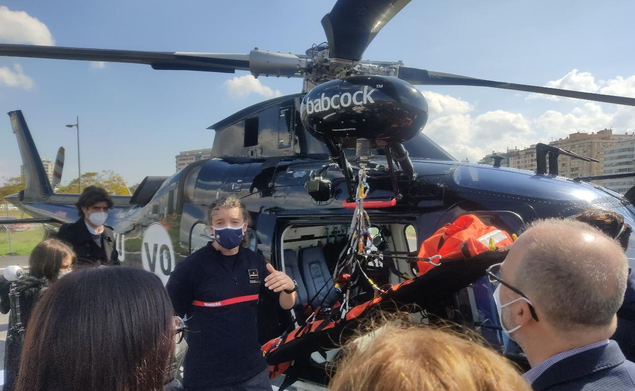 El coordinador de bomberos explica el protocolo para los rescates en altura. 