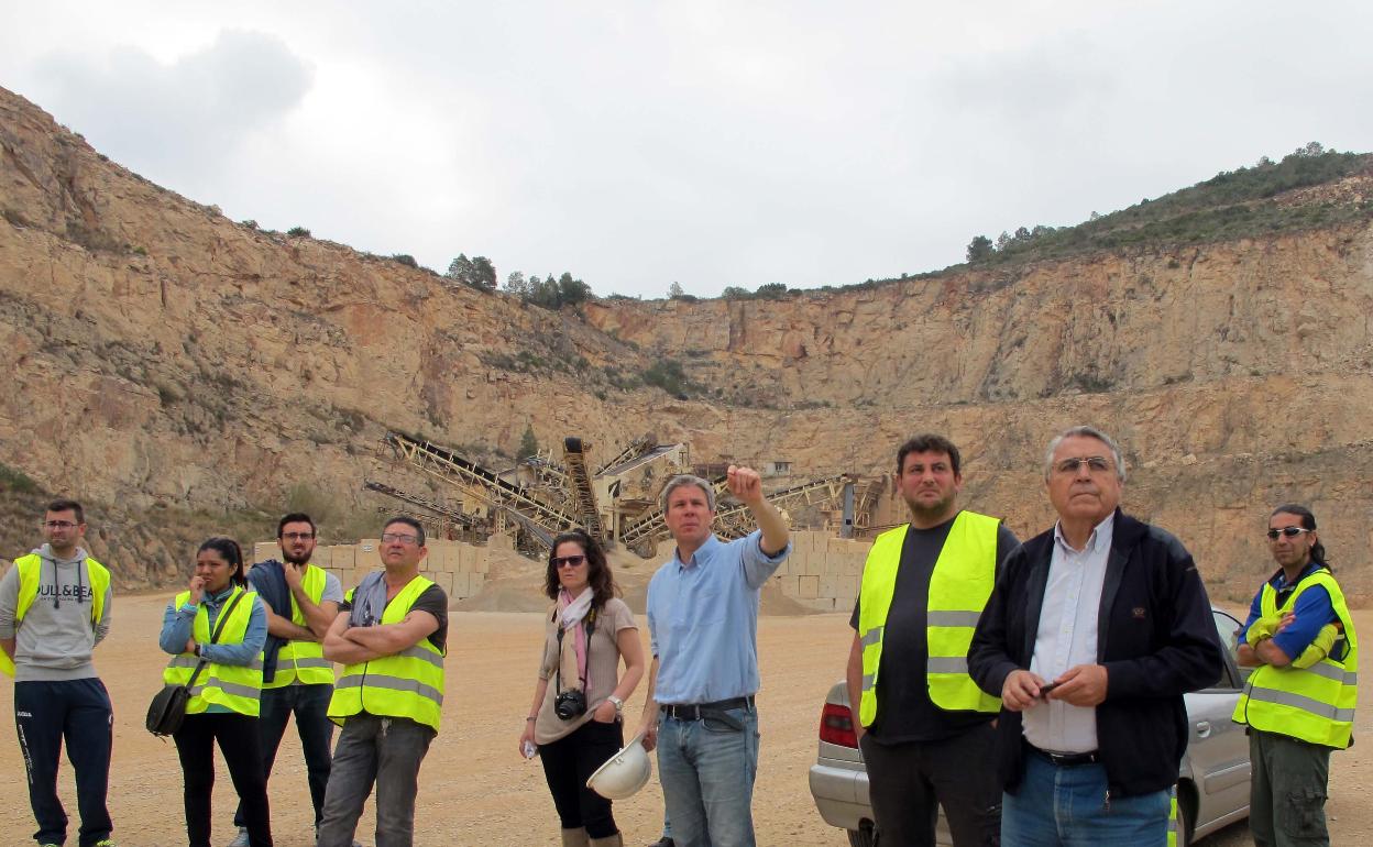 El exalcalde de Corbera en una visita a la cantera. 