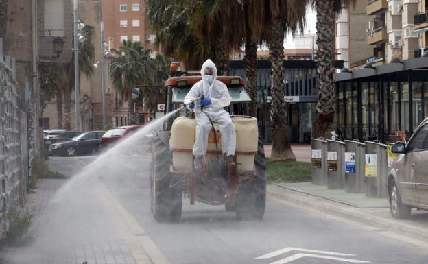 Un doctor español experto en aerosoles califica la desinfección de lugares públicos por el coronavirus como «teatro de higiene» 