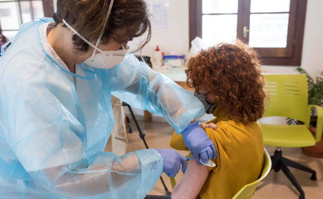 Vacunación a sanitarios en Castellón. 