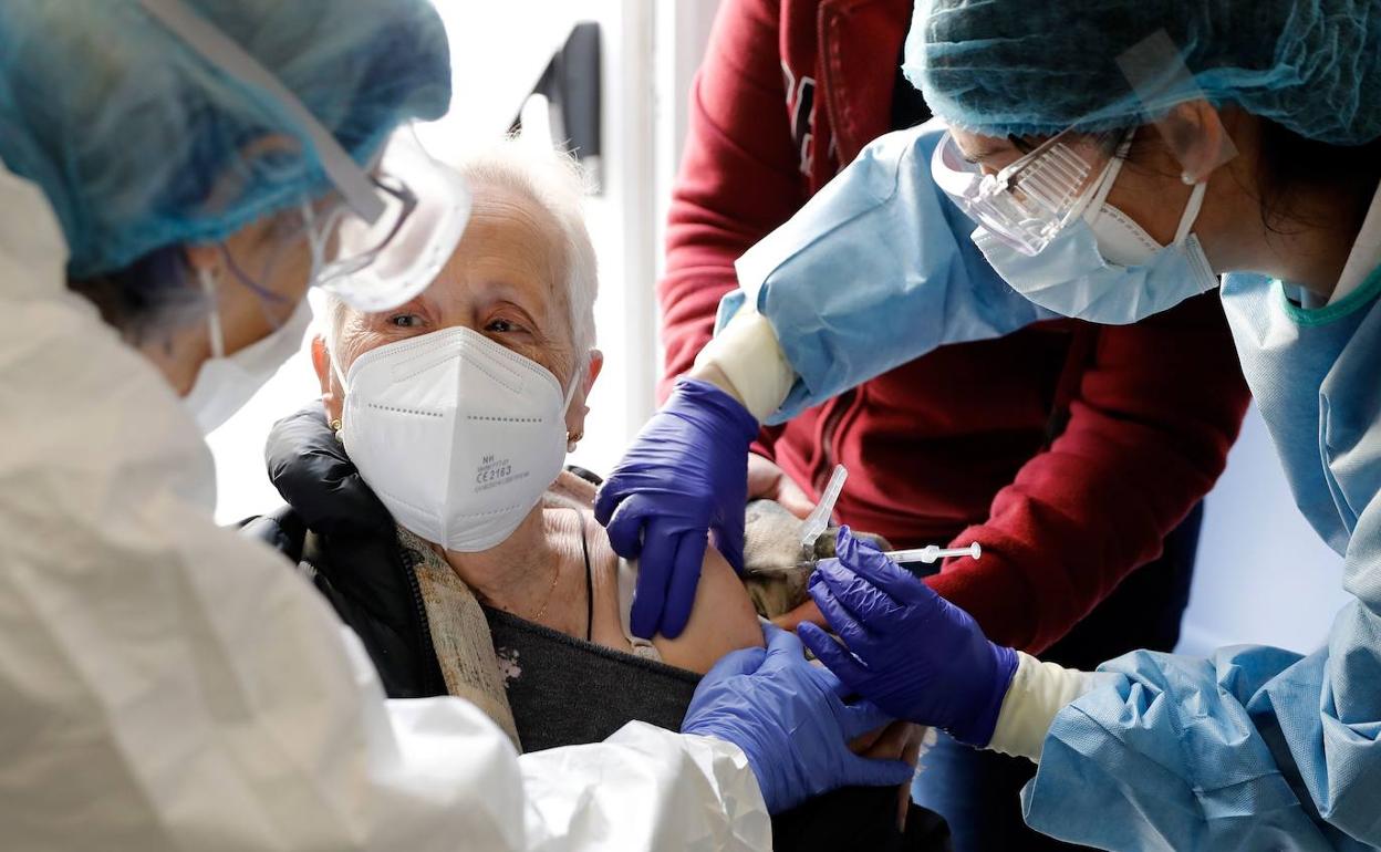 Personal sanitario vacuna a una usuaria de una residencia de ancianos valenciana.