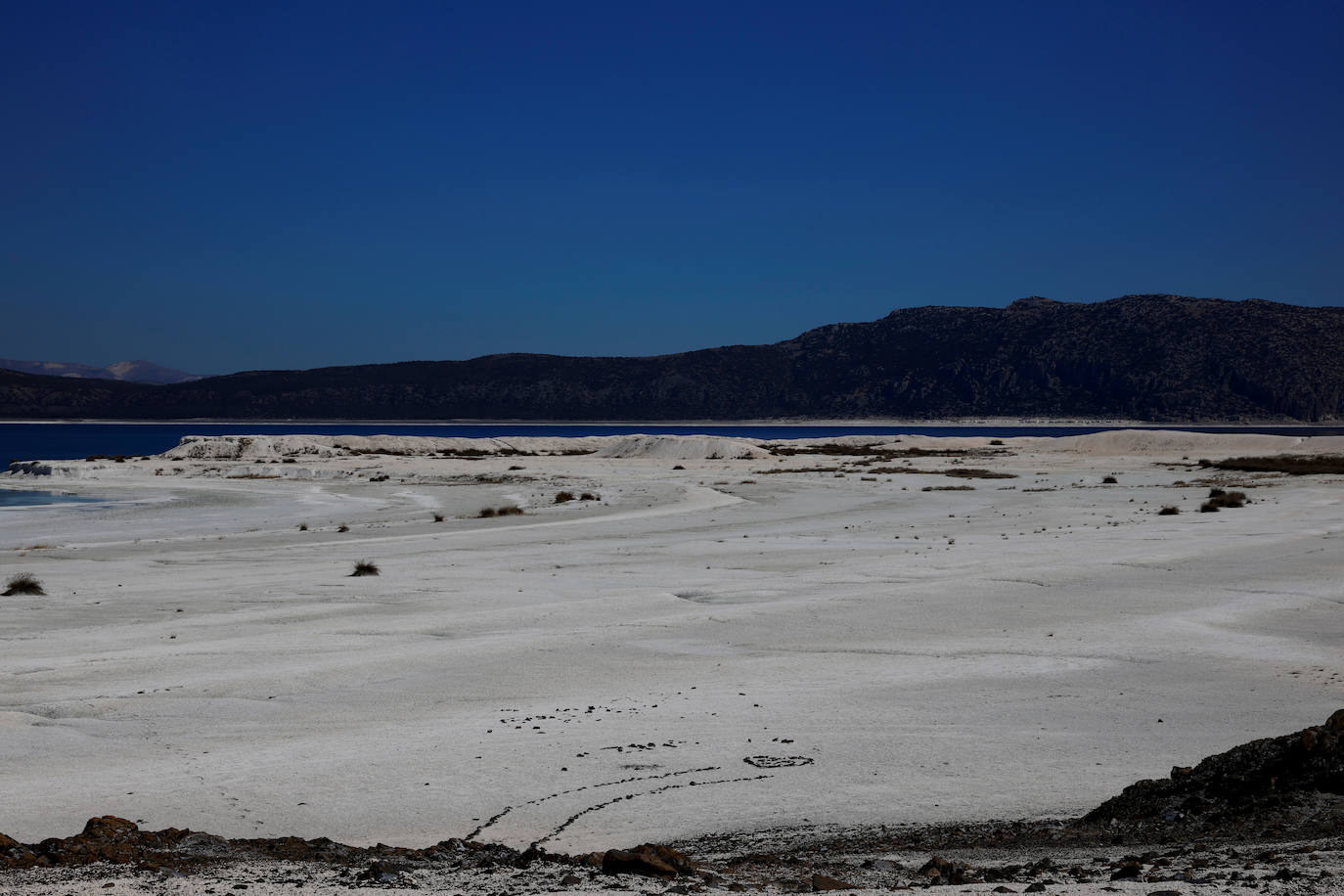 Un lago de unos 40 kilómetros cuadrados en el suroeste de Turquía ha atraído la atención de los científicos por las similitudes que ven con el cráter Jezero de Marte, donde ha aterrizado el explorador Perseverance de la NASA. Los investigadores creen que el lago Salda, en la provincia de Burdur, comparte características minerales y geológicas similares al cráter Jezero.