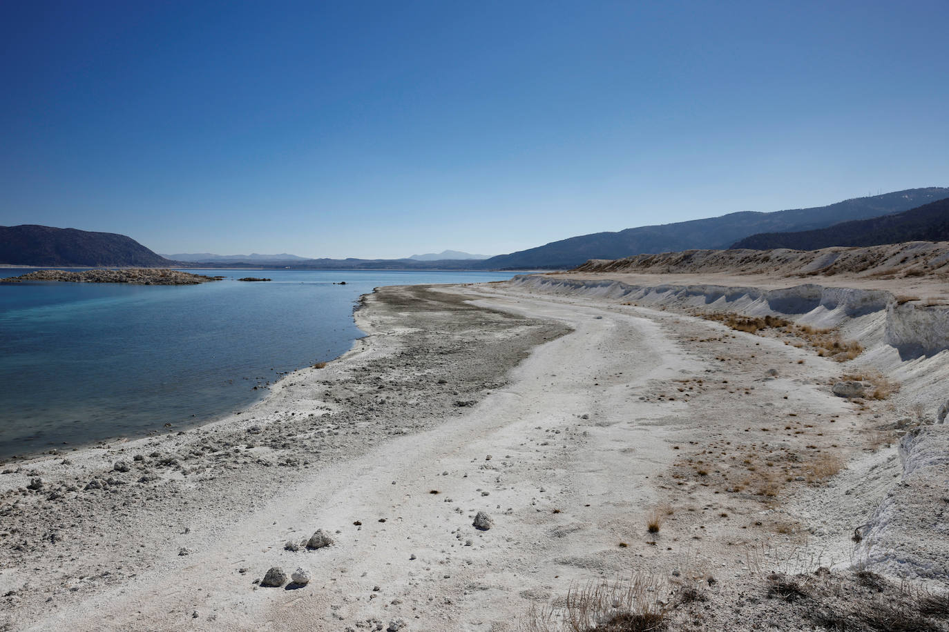 Un lago de unos 40 kilómetros cuadrados en el suroeste de Turquía ha atraído la atención de los científicos por las similitudes que ven con el cráter Jezero de Marte, donde ha aterrizado el explorador Perseverance de la NASA. Los investigadores creen que el lago Salda, en la provincia de Burdur, comparte características minerales y geológicas similares al cráter Jezero.