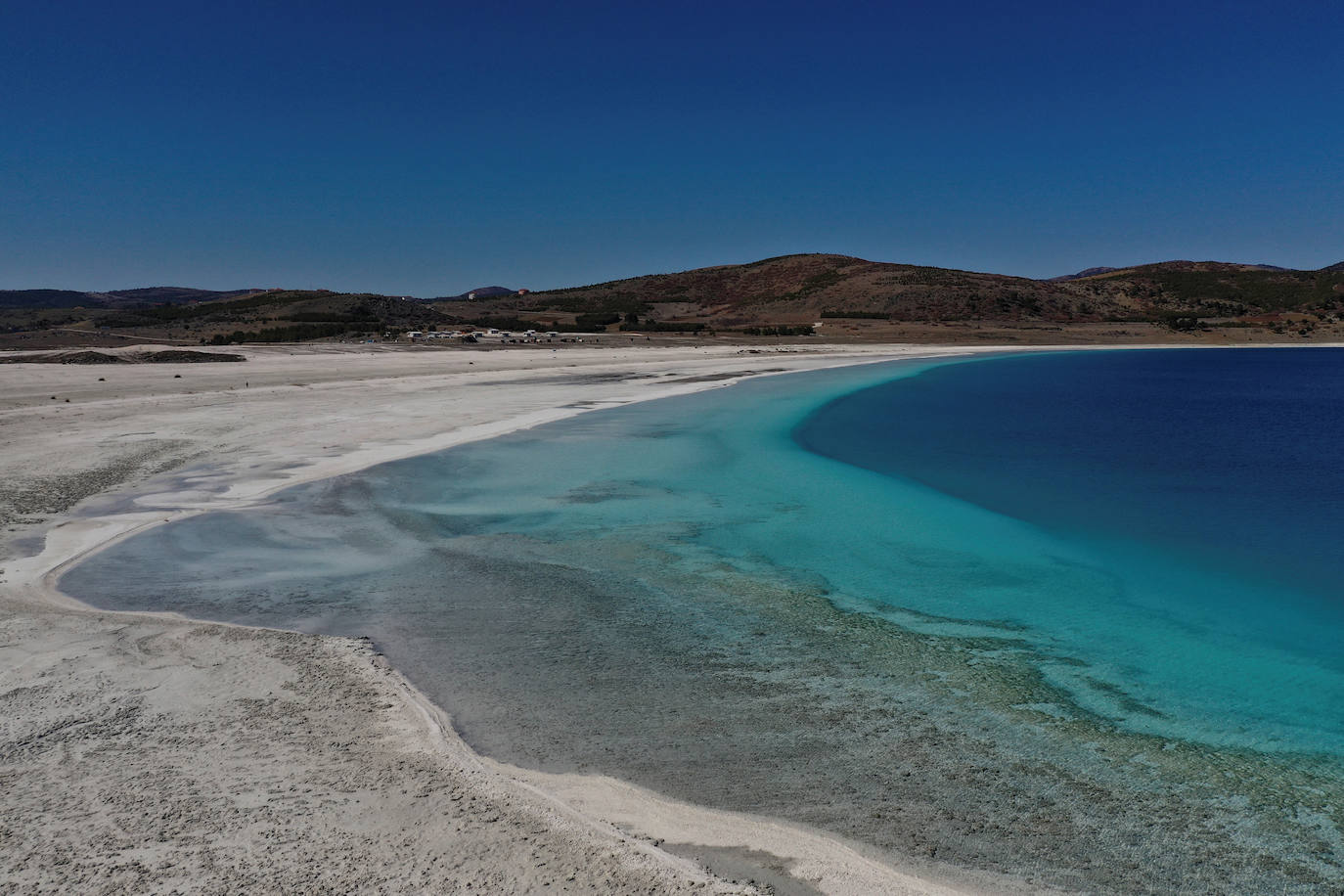 Un lago de unos 40 kilómetros cuadrados en el suroeste de Turquía ha atraído la atención de los científicos por las similitudes que ven con el cráter Jezero de Marte, donde ha aterrizado el explorador Perseverance de la NASA. Los investigadores creen que el lago Salda, en la provincia de Burdur, comparte características minerales y geológicas similares al cráter Jezero.