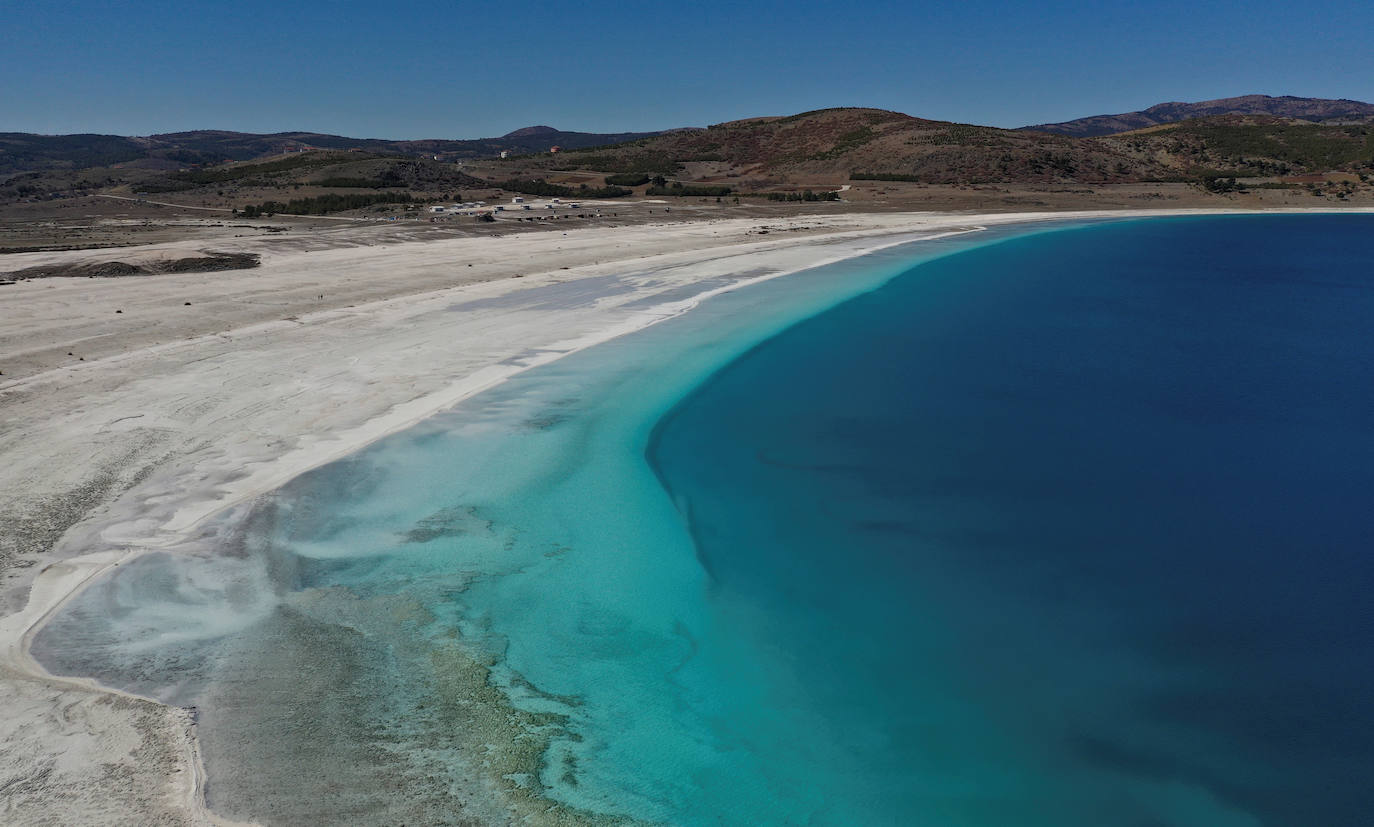 Un lago de unos 40 kilómetros cuadrados en el suroeste de Turquía ha atraído la atención de los científicos por las similitudes que ven con el cráter Jezero de Marte, donde ha aterrizado el explorador Perseverance de la NASA. Los investigadores creen que el lago Salda, en la provincia de Burdur, comparte características minerales y geológicas similares al cráter Jezero.