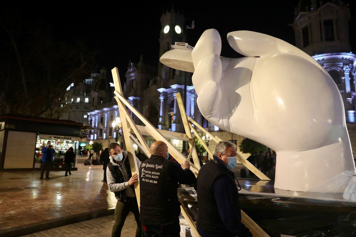 La Junta Central Fallera enciende el fuego de un pebetero que permanecerá en la plaza del Ayuntamiento hasta que se plante la falla municipal de 2021