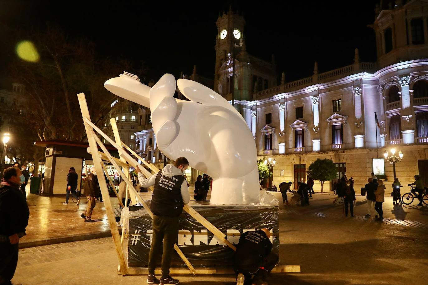 La Junta Central Fallera enciende el fuego de un pebetero que permanecerá en la plaza del Ayuntamiento hasta que se plante la falla municipal de 2021