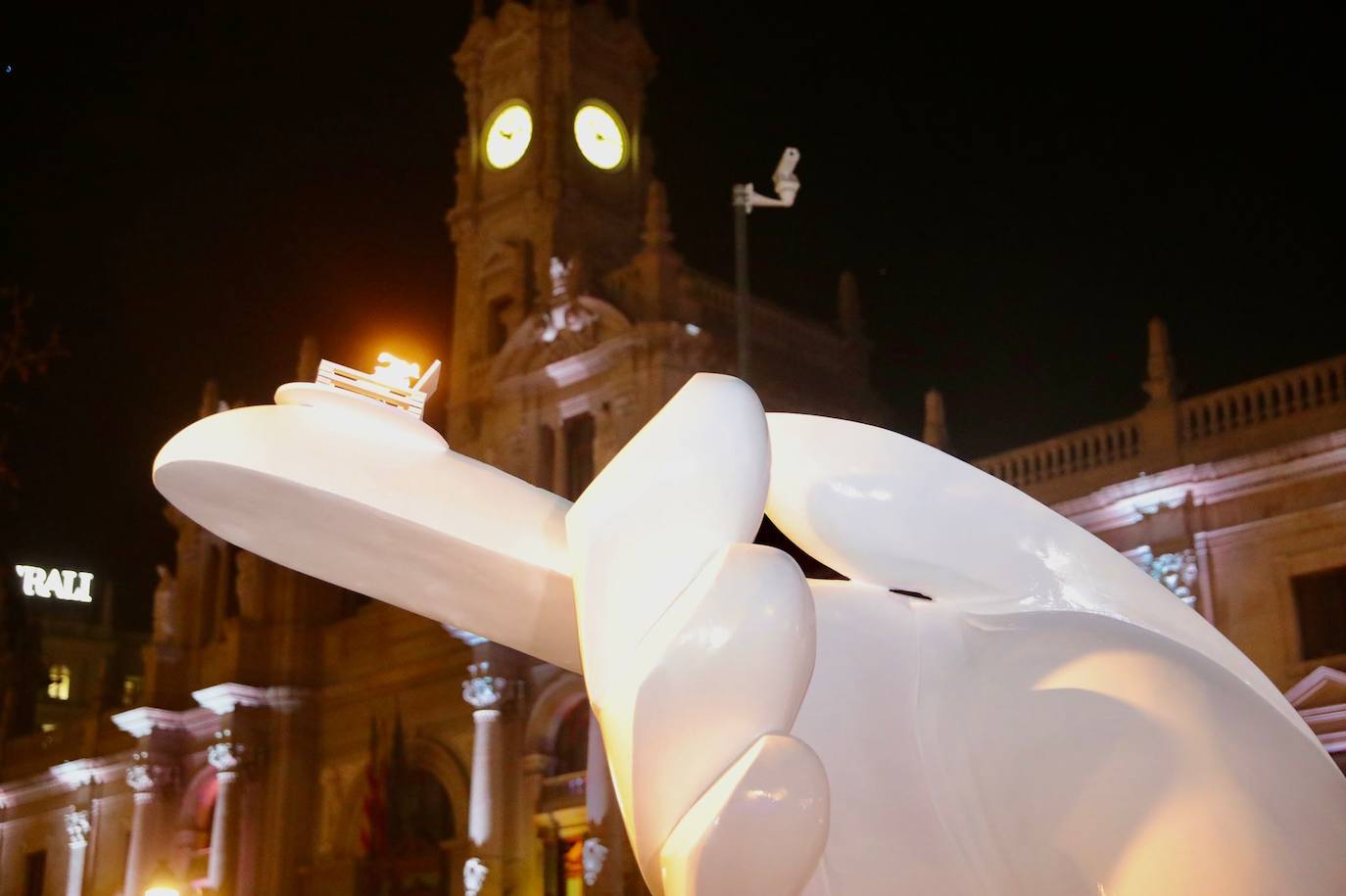 La Junta Central Fallera enciende el fuego de un pebetero que permanecerá en la plaza del Ayuntamiento hasta que se plante la falla municipal de 2021