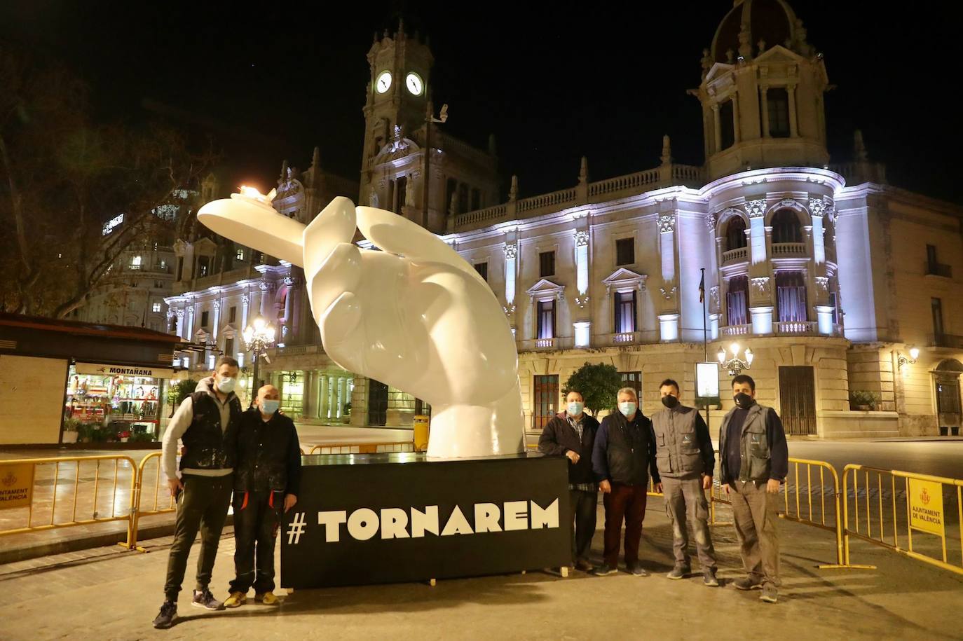 La Junta Central Fallera enciende el fuego de un pebetero que permanecerá en la plaza del Ayuntamiento hasta que se plante la falla municipal de 2021