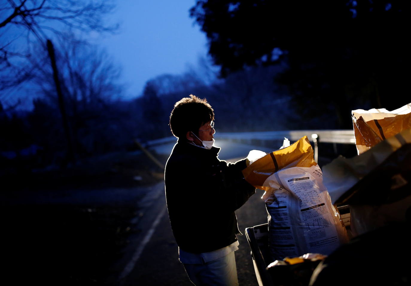 El 11 de marzo de 2011 ha quedado grabado en la historia por el desastre nuclear ocurrido en la planta nuclear Fukushima Daiichi. Ese día, el terremoto más intenso en la historia de Japón, de 9,1 puntos en la escala de Richter, ocasionó un tsunami de 15 metros en la costa de la región de Tohoku, que sumado a un fallo humano terminó en convirtiéndose en el mayor accidente nuclear en el mundo desde el de Chernóbil en 1986. La falta de suministro eléctrico provocó la fusión del núcleo en tres de los seis reactores de la planta, lo que derivó en la brutal catástrofe que diez años después sigue siendo una zona contaminada, plagada de ruinas y abandono. 