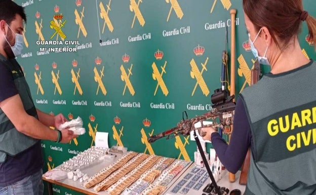 Parte del material intervenido por la Guardia Civil. 