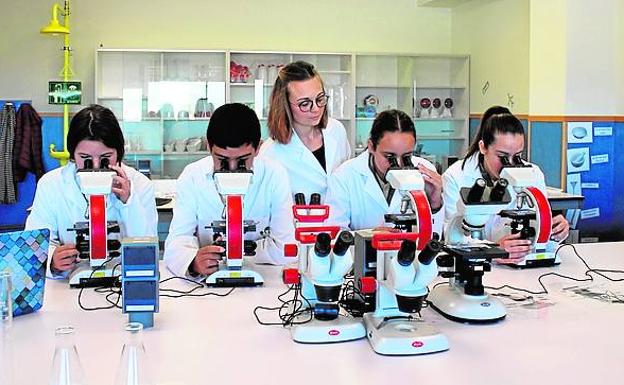 Alumnado del centro, en el laboratorio.