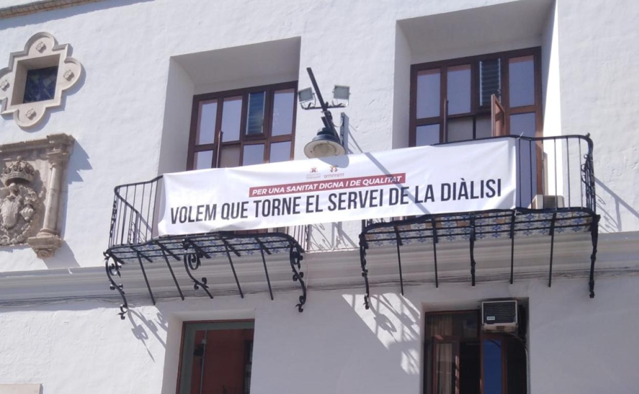 Pancarta instalada en dependencias municipales protestando por la eliminación del servicio. 