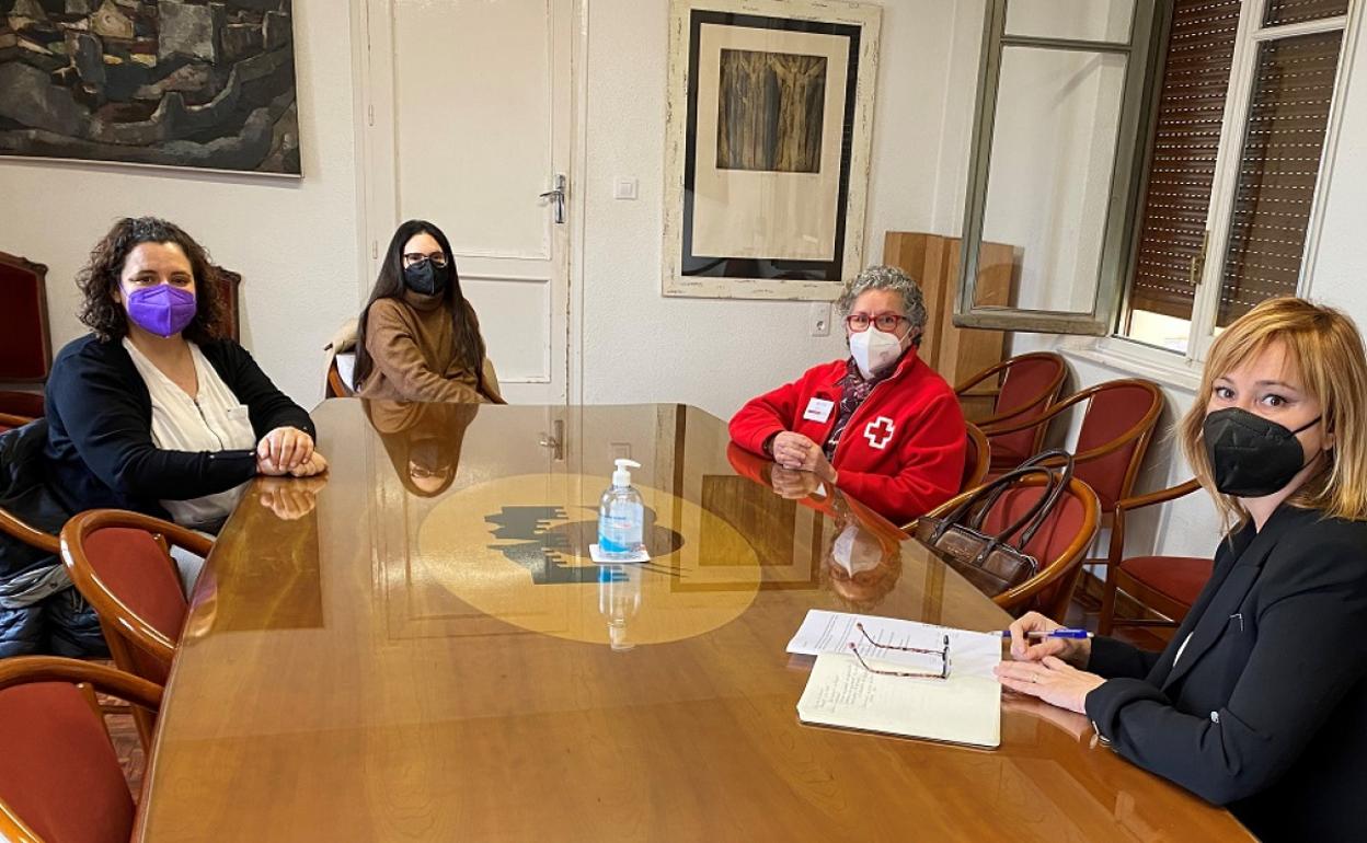 Momento de la reunión entre las representantes de Cruz Roja y la concejala. 