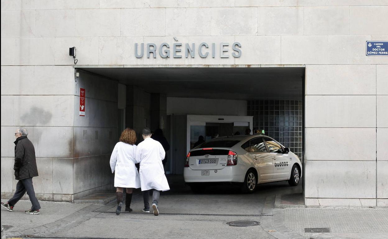 Personal sanitario en el acceso a Urgencias del Hospital Clínico de Valencia.