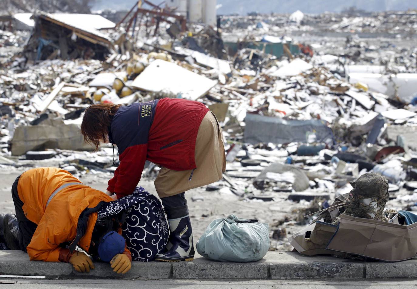 El 11 de marzo de 2011, un terremoto de magnitud 9 desató un tsunami que arrasó la costa nororiental de Japón, dejando más de 22.000 muertos y desaparecidos y provocando en la central de Fukushima 1 el peor accidente nuclear desde Chernóbil. Con olas de hasta 40 metros, el tsunami arrastró todo lo que encontró a su paso en cientos de kilómetros.