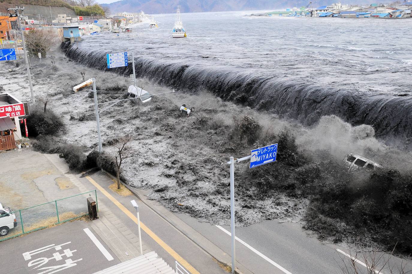 El 11 de marzo de 2011, un terremoto de magnitud 9 desató un tsunami que arrasó la costa nororiental de Japón, dejando más de 22.000 muertos y desaparecidos y provocando en la central de Fukushima 1 el peor accidente nuclear desde Chernóbil. Con olas de hasta 40 metros, el tsunami arrastró todo lo que encontró a su paso en cientos de kilómetros.