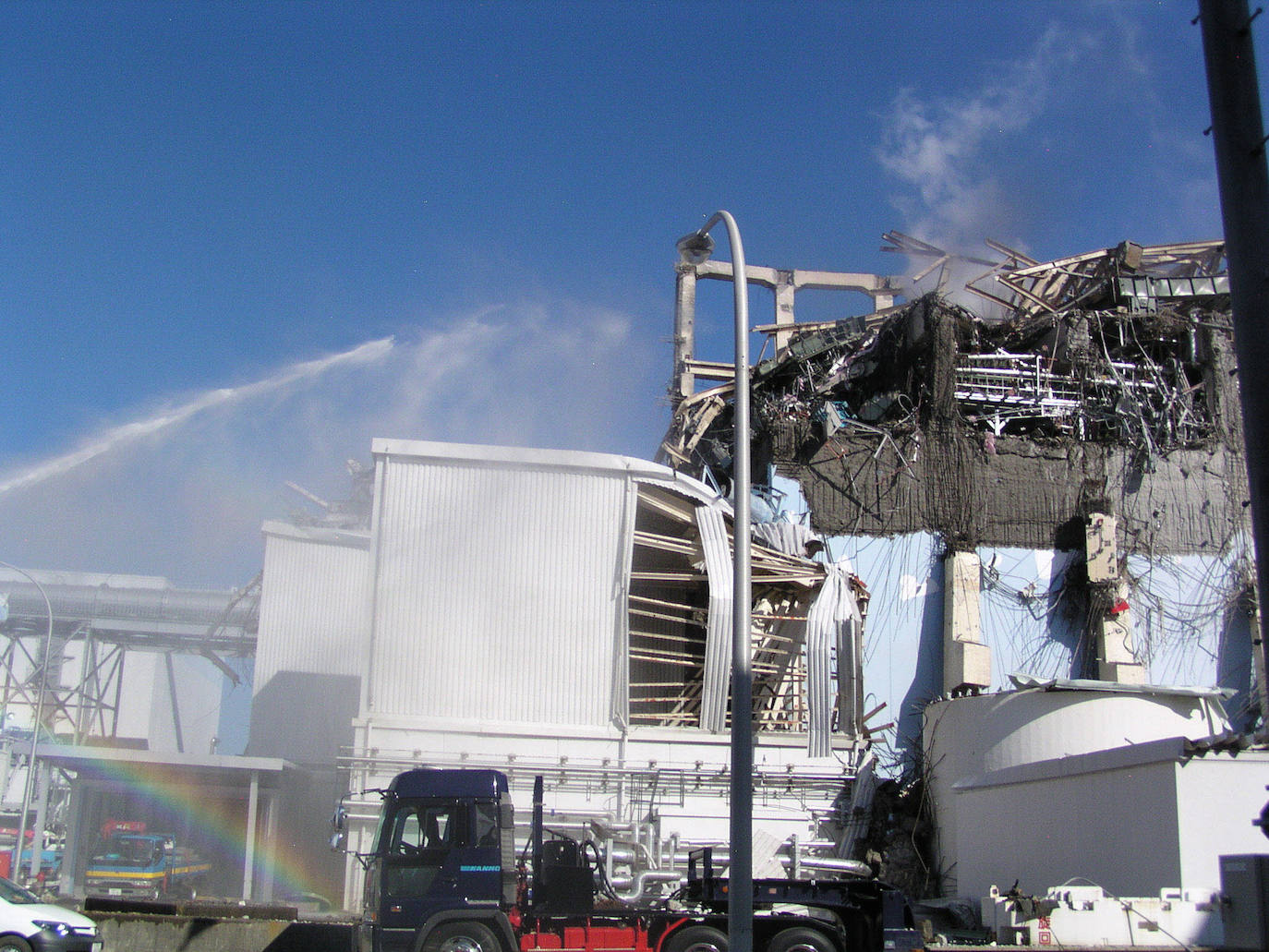 El 11 de marzo de 2011, un terremoto de magnitud 9 desató un tsunami que arrasó la costa nororiental de Japón, dejando más de 22.000 muertos y desaparecidos y provocando en la central de Fukushima 1 el peor accidente nuclear desde Chernóbil. Con olas de hasta 40 metros, el tsunami arrastró todo lo que encontró a su paso en cientos de kilómetros.