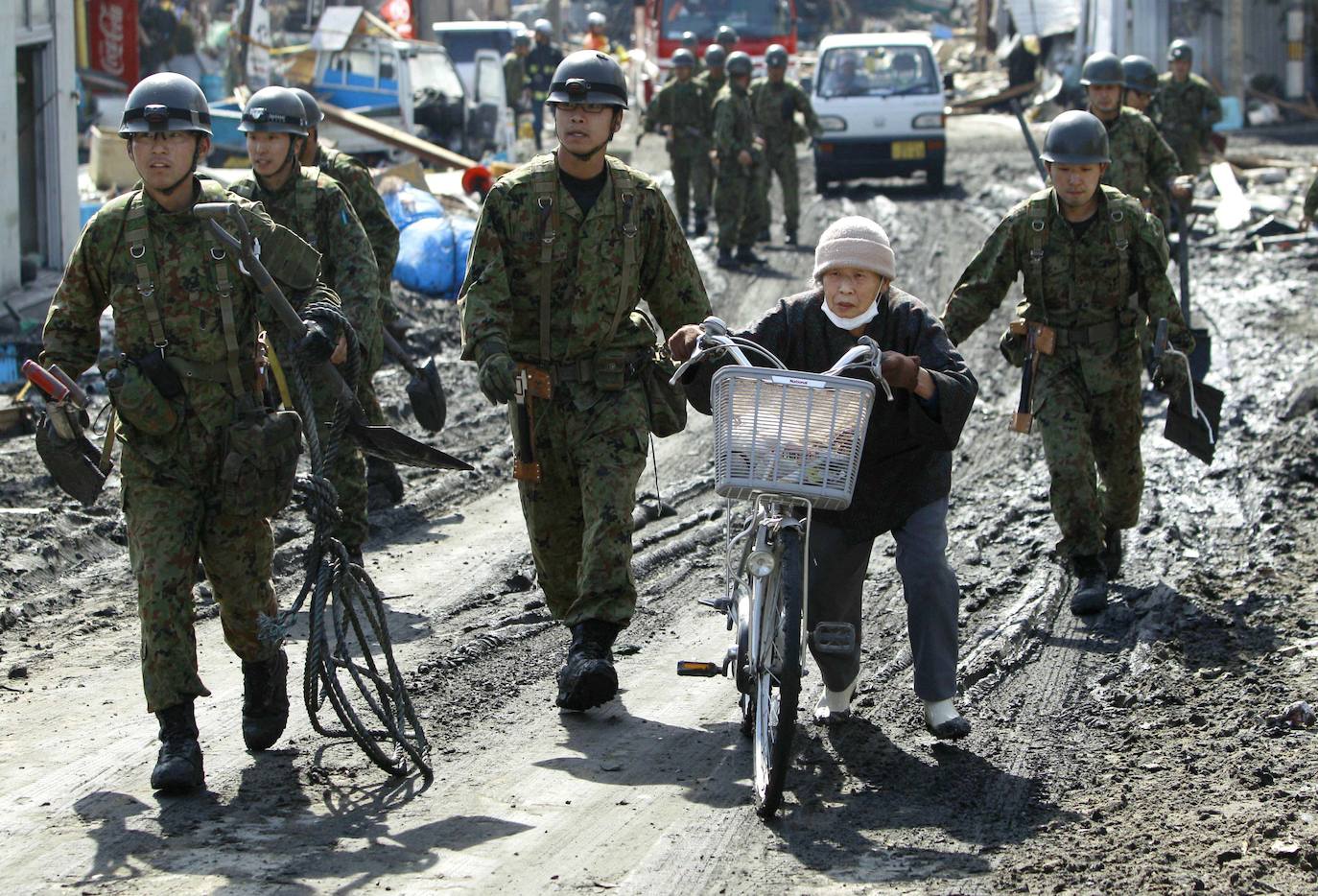 El 11 de marzo de 2011, un terremoto de magnitud 9 desató un tsunami que arrasó la costa nororiental de Japón, dejando más de 22.000 muertos y desaparecidos y provocando en la central de Fukushima 1 el peor accidente nuclear desde Chernóbil. Con olas de hasta 40 metros, el tsunami arrastró todo lo que encontró a su paso en cientos de kilómetros.