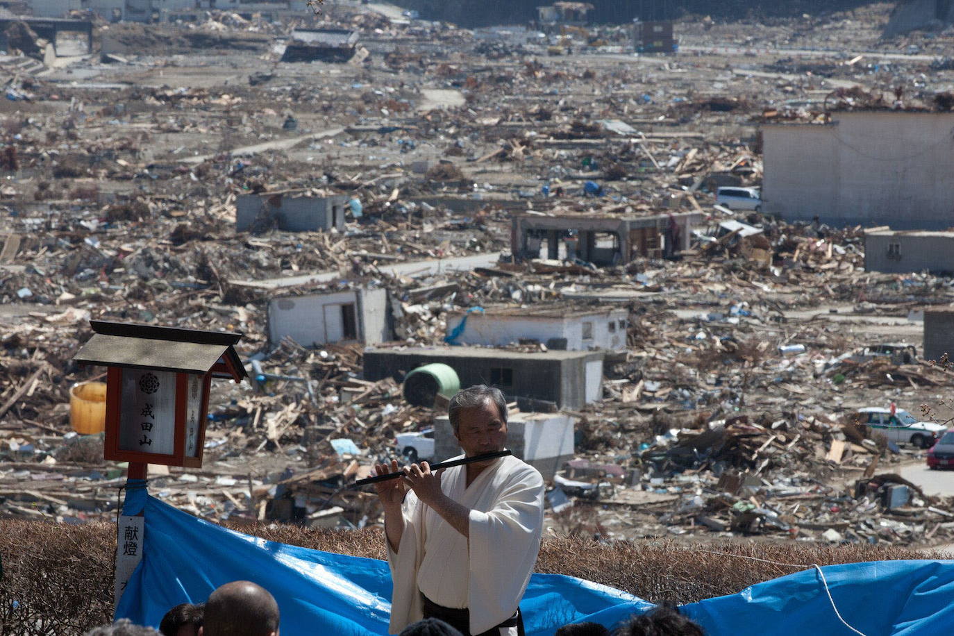 El 11 de marzo de 2011, un terremoto de magnitud 9 desató un tsunami que arrasó la costa nororiental de Japón, dejando más de 22.000 muertos y desaparecidos y provocando en la central de Fukushima 1 el peor accidente nuclear desde Chernóbil. Con olas de hasta 40 metros, el tsunami arrastró todo lo que encontró a su paso en cientos de kilómetros.