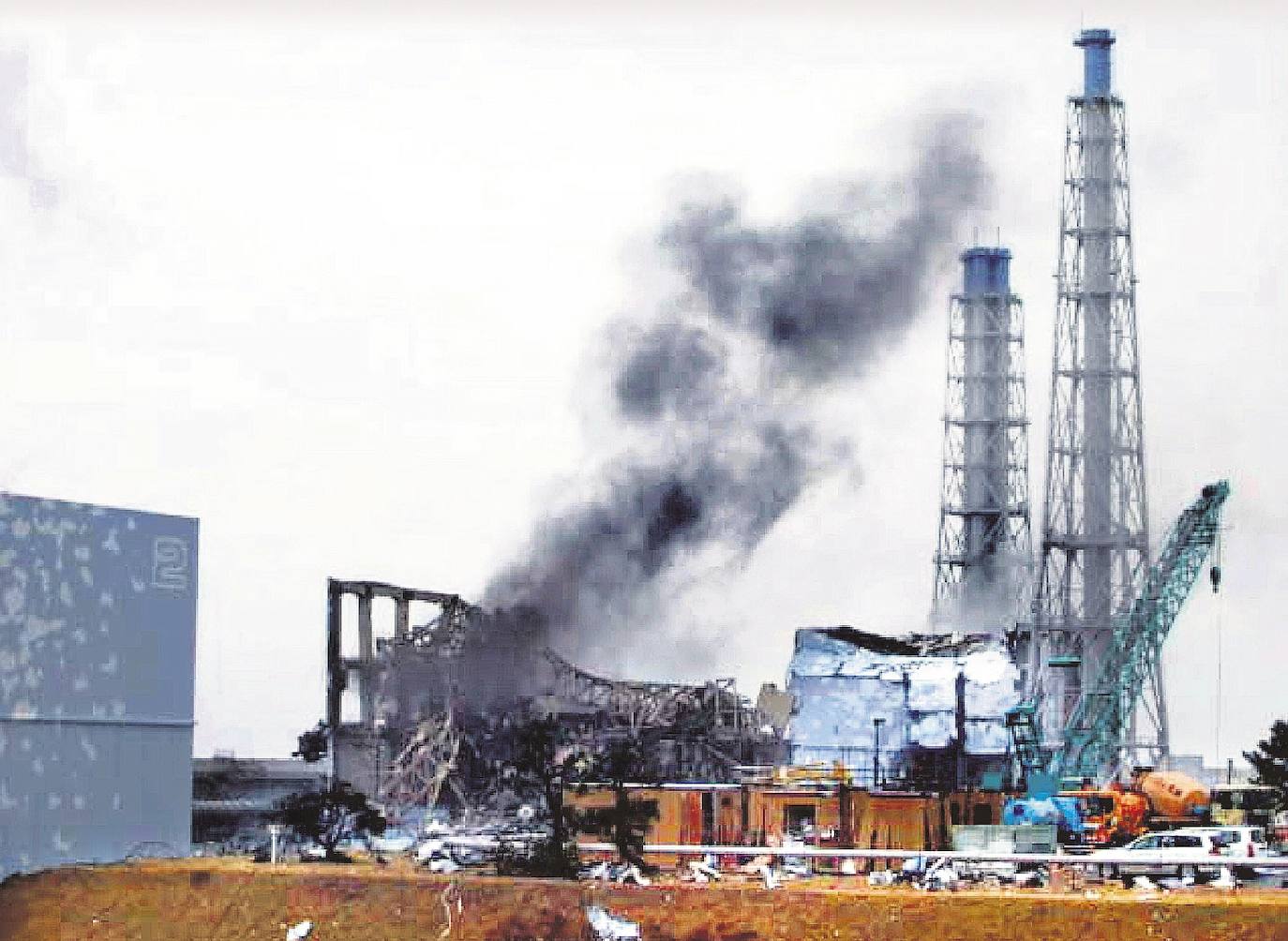 El 11 de marzo de 2011, un terremoto de magnitud 9 desató un tsunami que arrasó la costa nororiental de Japón, dejando más de 22.000 muertos y desaparecidos y provocando en la central de Fukushima 1 el peor accidente nuclear desde Chernóbil. Con olas de hasta 40 metros, el tsunami arrastró todo lo que encontró a su paso en cientos de kilómetros.