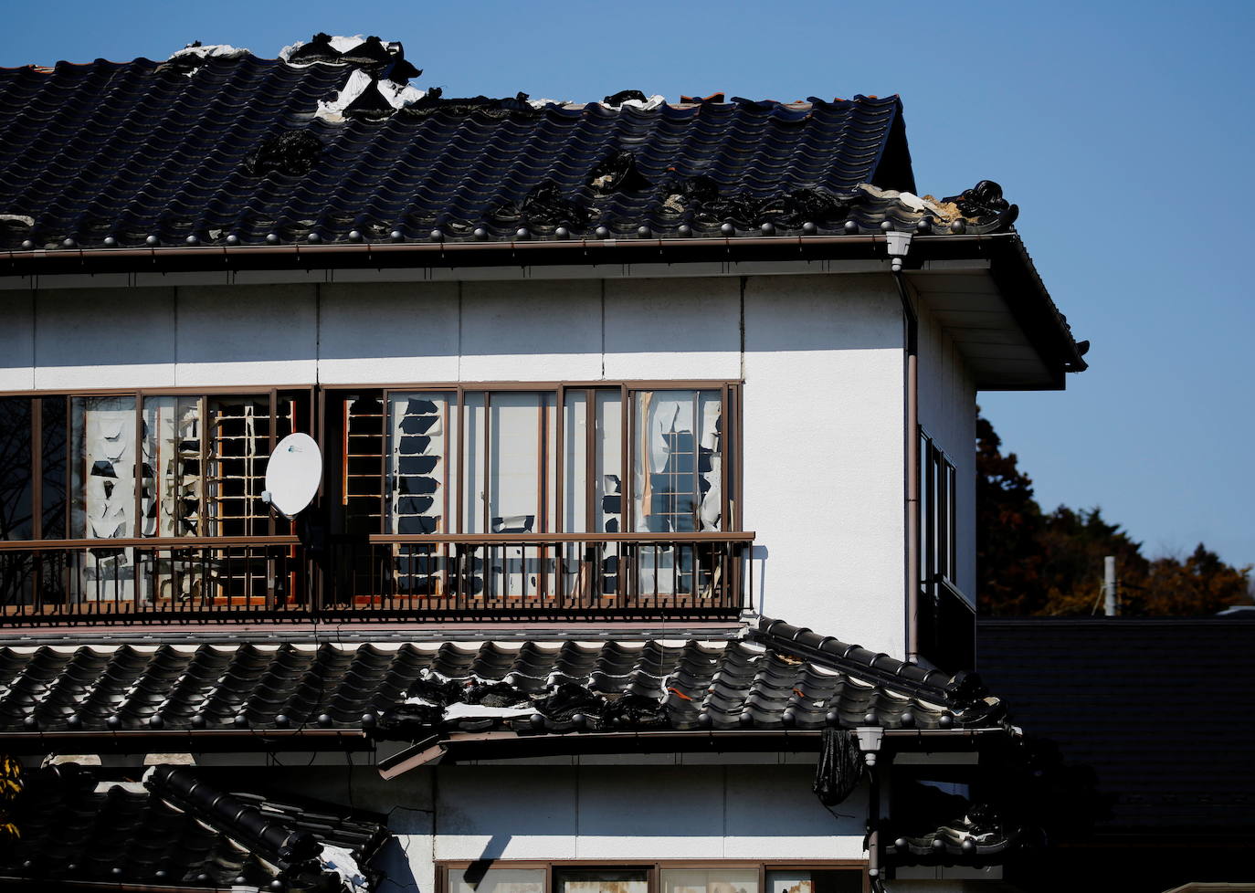 El 11 de marzo de 2011 ha quedado grabado en la historia por el desastre nuclear ocurrido en la planta nuclear Fukushima Daiichi. Ese día, el terremoto más intenso en la historia de Japón, de 9,1 puntos en la escala de Richter, ocasionó un tsunami de 15 metros en la costa de la región de Tohoku, que sumado a un fallo humano terminó en convirtiéndose en el mayor accidente nuclear en el mundo desde el de Chernóbil en 1986. La falta de suministro eléctrico provocó la fusión del núcleo en tres de los seis reactores de la planta, lo que derivó en la brutal catástrofe que diez años después sigue siendo una zona contaminada, plagada de ruinas y abandono. 