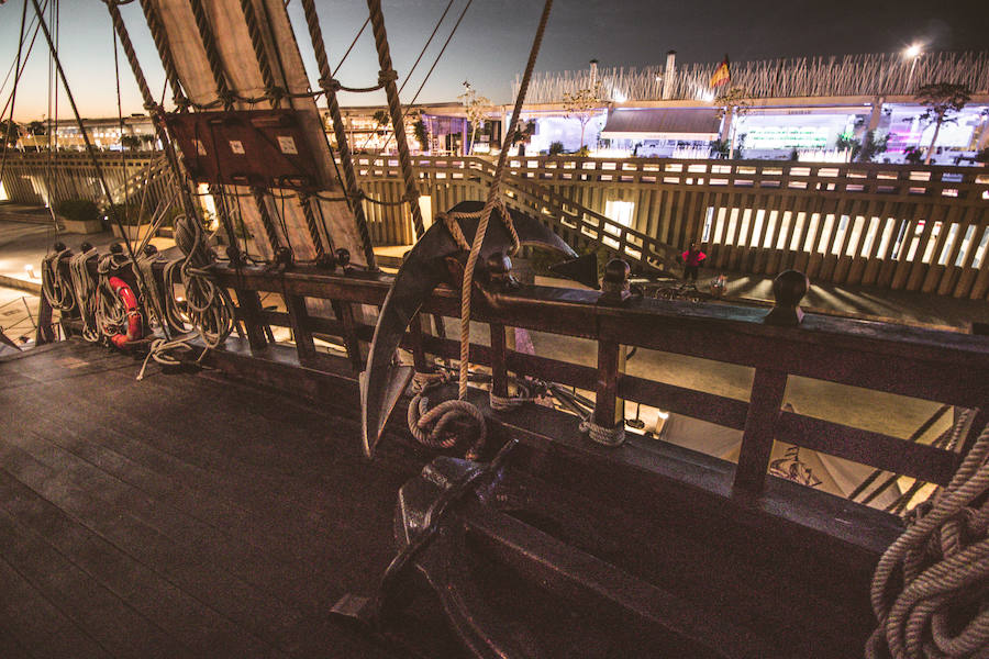 El Galeón Andalucía estará anclado en Valencia desde este sábado hasta el 28 de marzo. El histórico navío atracará en La Marina de Valencia, junto al Veles e Vents, y abrirá sus cubiertas a los visitantes que deseen conocer su historia. Se puede visitar desde las 10:00 hasta las 19:00 horas. La entrada cuesta cinco euros para los adultos y tres para los niños. Los menores de cinco años tienen acceso gratuito. 