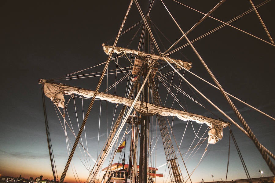 El Galeón Andalucía estará anclado en Valencia desde este sábado hasta el 28 de marzo. El histórico navío atracará en La Marina de Valencia, junto al Veles e Vents, y abrirá sus cubiertas a los visitantes que deseen conocer su historia. Se puede visitar desde las 10:00 hasta las 19:00 horas. La entrada cuesta cinco euros para los adultos y tres para los niños. Los menores de cinco años tienen acceso gratuito. 